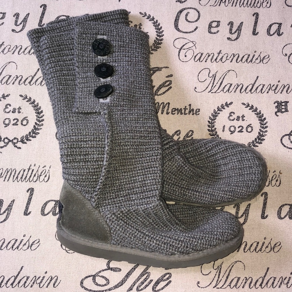 Ugg boots. Size 7! Grey in color! Good condition!